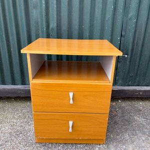 Lote siguiente: Mesa de Luz Moderna con Dos Cajones