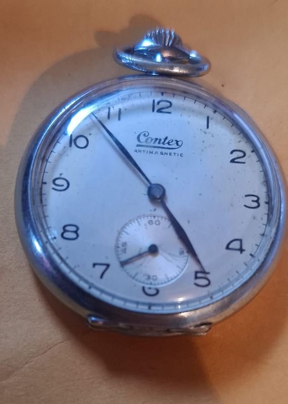 Lote siguiente: Reloj de bolsillo de plata con reloj de péndulo