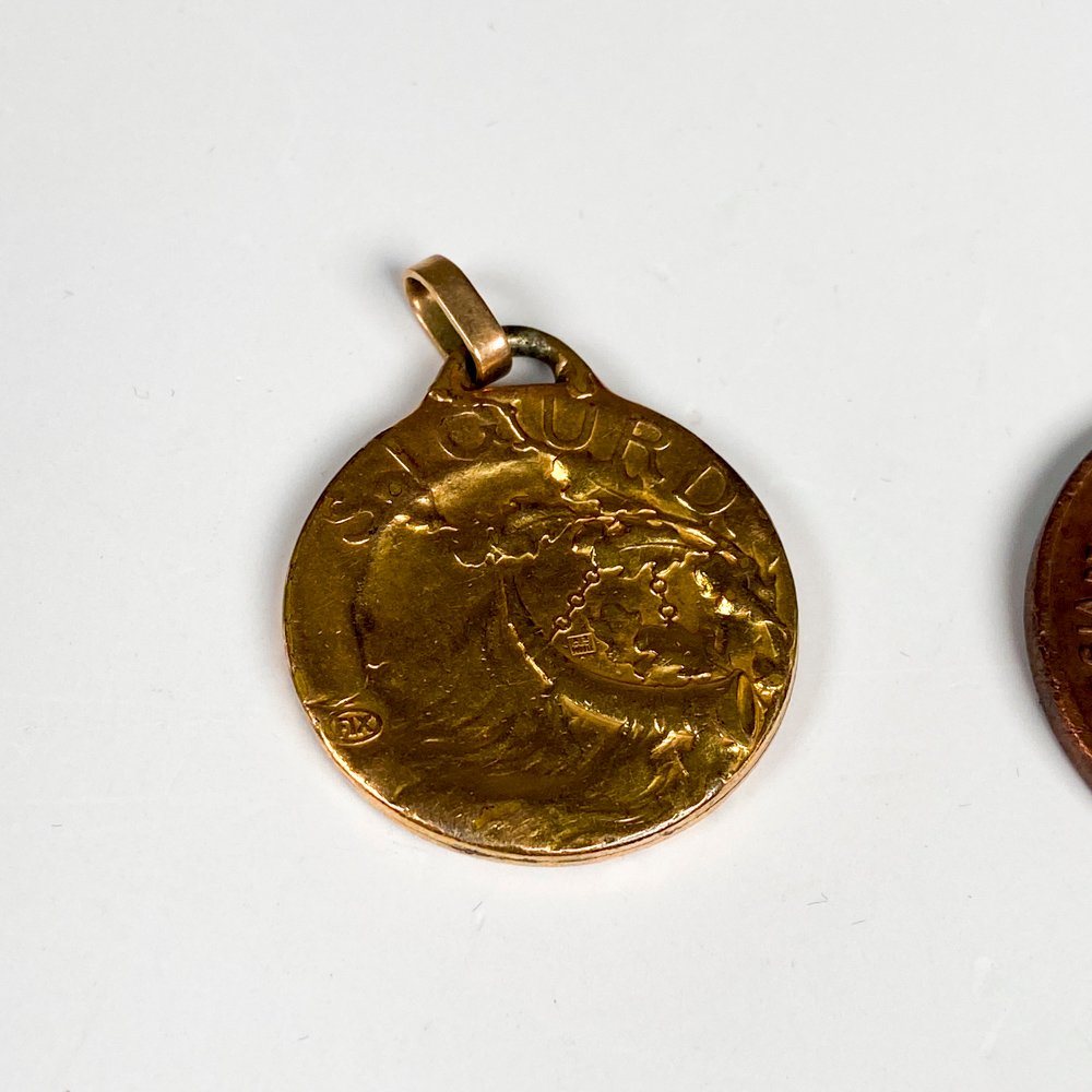 Cuatro piezas de llaveros y medallas - imagen 4