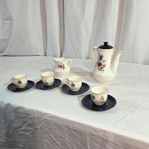 Juego de Tetera, Lechera, 4 Tazas y 4 Platos con Flores - imagen 4