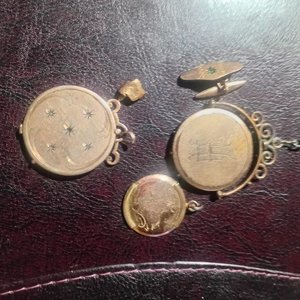 Lote de Piezas de Oro y Enchapados: Dijes, Gemelos y Aro - imagen 6