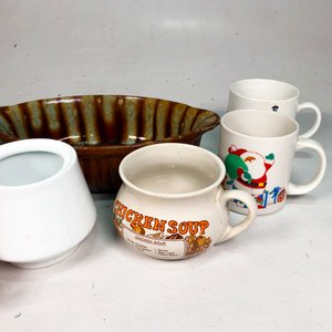 Lote de Vajilla de Cerámica: Tazas, Centro Ovalado y Más - imagen 3