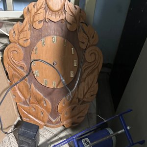 Lote siguiente: Reloj de Madera Tallada con Inflador Manual
