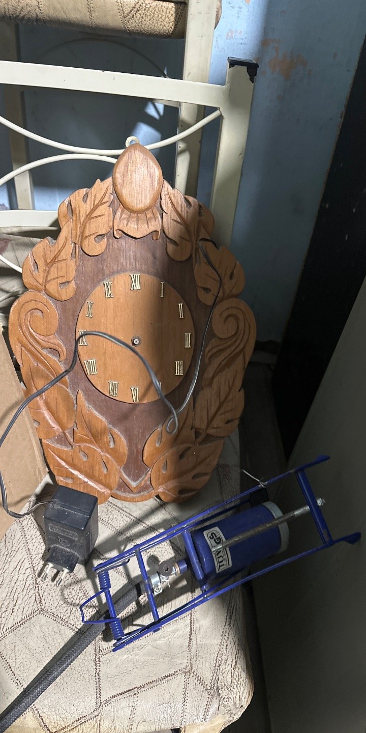 Reloj de Madera Tallada con Inflador Manual