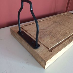 Tabla Artesanal de Madera con Asas Metálicas - imagen 4
