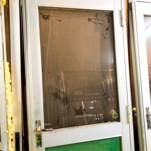 Puerta de Aluminio y Vidrio con Panel Verde - imagen 3