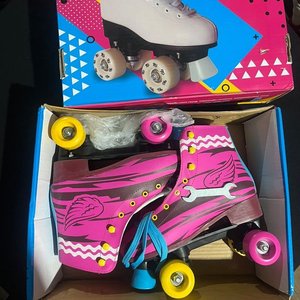Lote siguiente: Patines Artísticos Rosados con Ruedas Amarillas y Azules