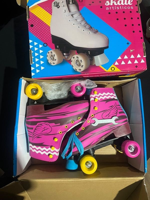 Patines Artísticos Rosados con Ruedas Amarillas y Azules