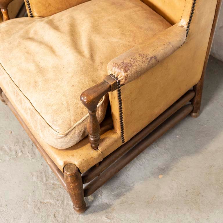 Sillones bajos de cuero con detalles en madera - imagen 3