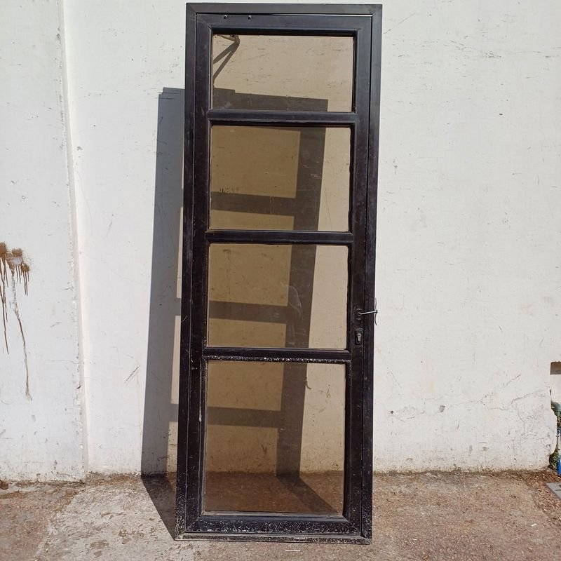 Lote siguiente: Puerta de Aluminio y Vidrio con Brazo Hidráulico