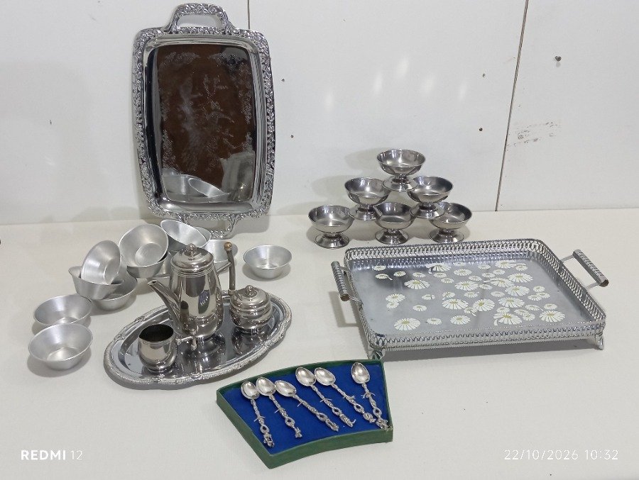 Lote de 30 Piezas Metálicas: Bandejas, Cafetera, Azucarera, Compoteras y Cucharitas Decoradas