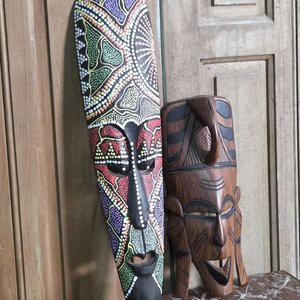 Dos Máscaras Étnicas de Madera Decorativas - imagen 2