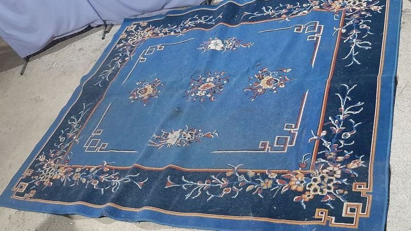 Lote anterior: Alfombra azul con diseño dorado