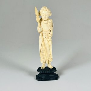 Figura de Marfil de Guerrero con Lanza, Altura 14 cm - imagen 2