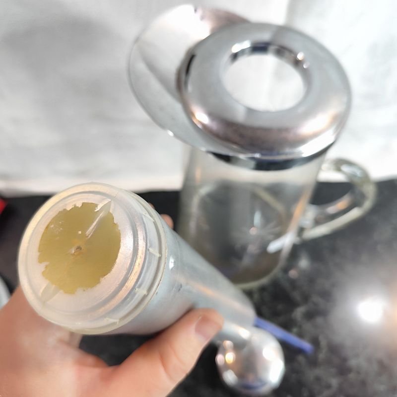 Jarra de agua en vidrio tallado con tapa metálica y tubo en aluminio - imagen 5