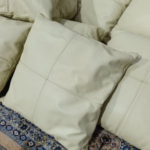 Almohadones Cuadrados de Cuero Color Crudo (Set de 6) - imagen 3