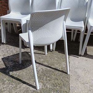Juego de 10 Sillas Blancas de Polipropileno con Diseño Calado - imagen 4