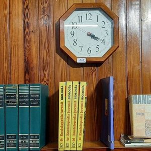 Lote siguiente: Reloj Octogonal de Madera con Diccionarios y Enciclopedia Juvenil
