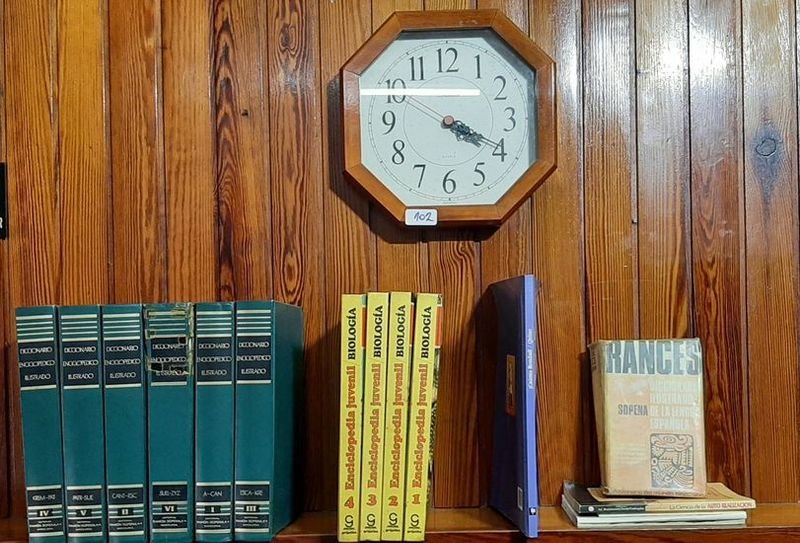 Reloj Octogonal de Madera con Diccionarios y Enciclopedia Juvenil