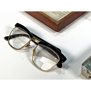 Lote Variado: Pote Madera, Figuras Geométricas, Set Tocador Incompleto, Lentes y Manicura - imagen 6