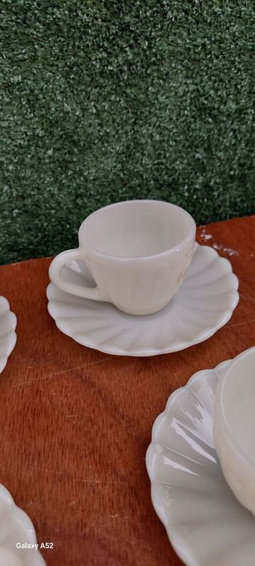 Tazas y platillo de porcelana blanca - imagen 4