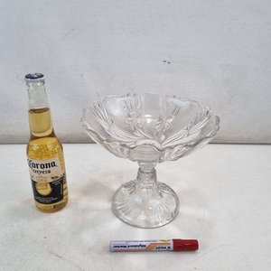 Lote siguiente: Elegante Copa Frutera de Vidrio Transparente con Pie y Diseño Labrado