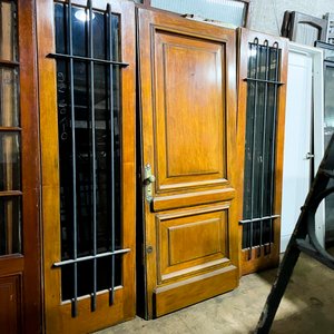Puerta de Madera Clara con Postigos Fijos de Madera y Vidrio con Rejas - imagen 2