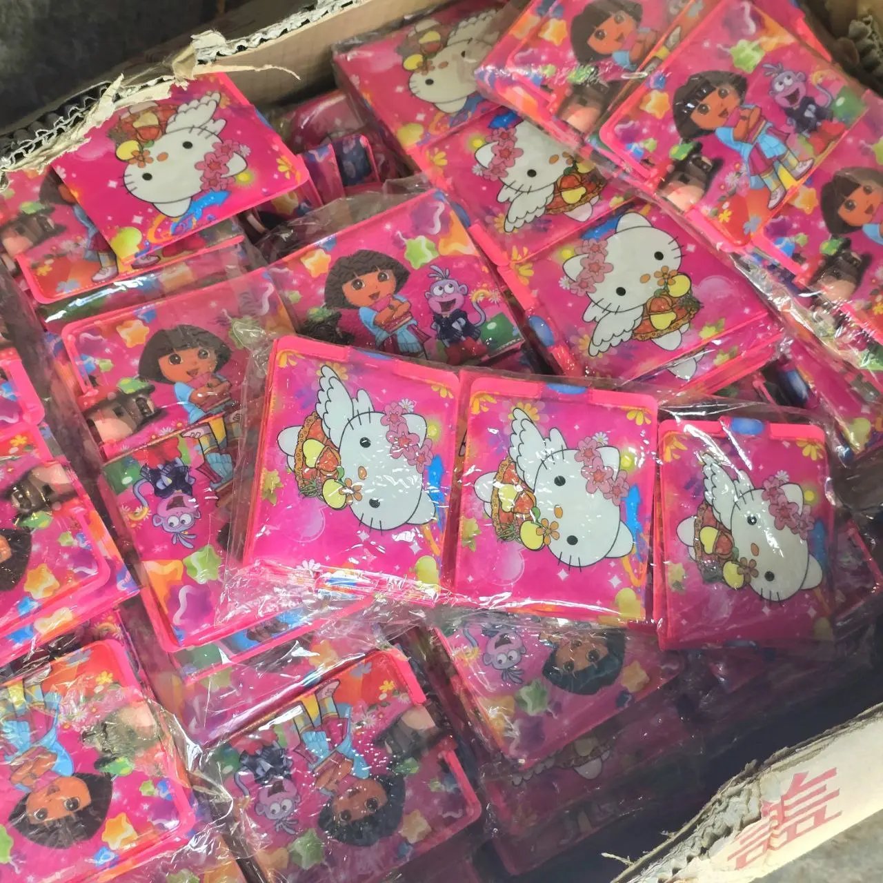 Item lote-111-caja-con-464-billeteras-infantiles - Image 0