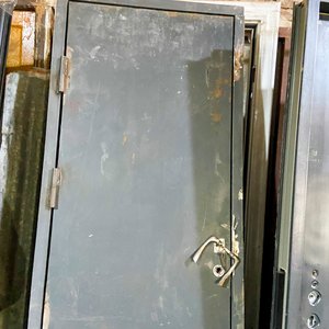 Una puerta de chapa color gris con detalle 205 x 75 cm - imagen 3