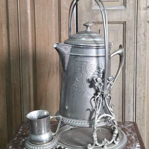 Chocolatera Antigua WMF de Metal Plateado con Taza y Soporte - imagen 3