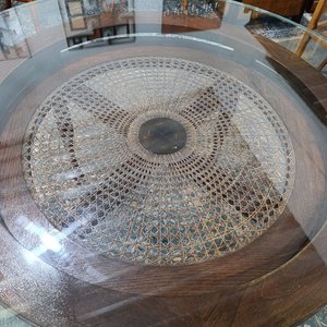 Mesa Redonda de Roble con Centro Esterillado y Tapa de Cristal - imagen 4