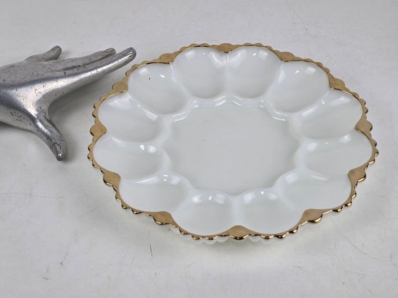 Plato para Huevos en Opalina con Borde Dorado
