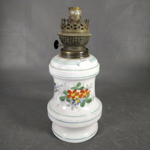 Lote siguiente: Lámpara a queroseno antigua con decoración floral