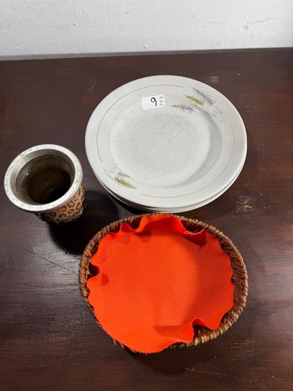 Platos, taza y cesta de mimbre - imagen 1