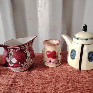Jarra, Florero y Cafetera de Cerámica Decorada - imagen 1