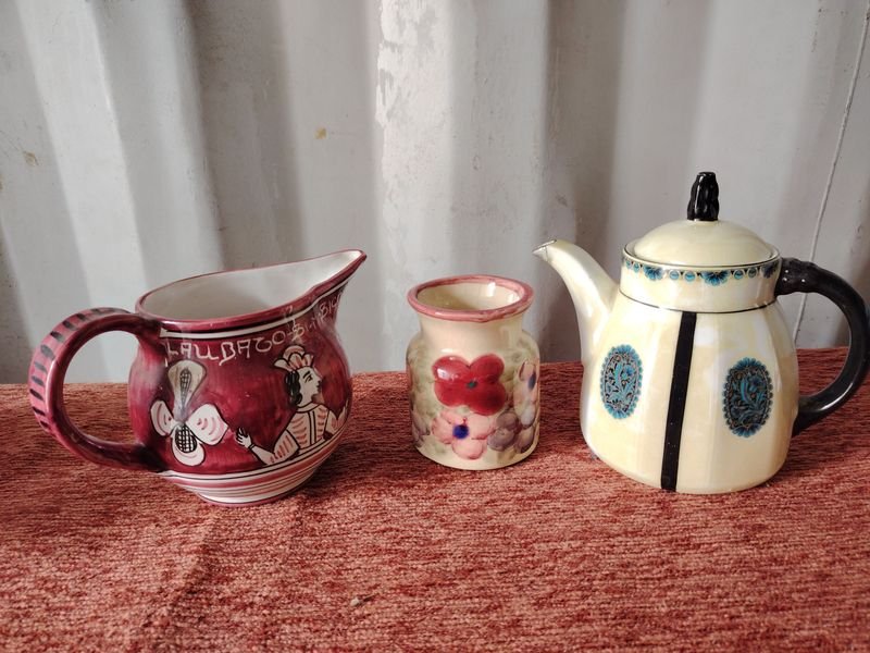 Jarra, Florero y Cafetera de Cerámica Decorada