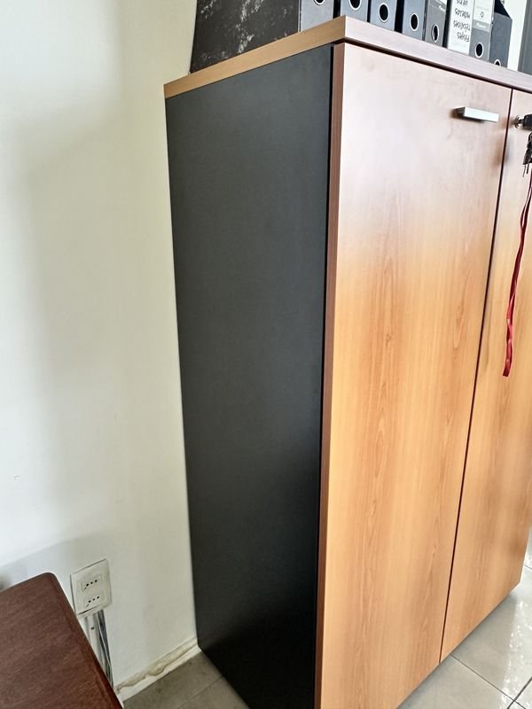 Armario con puertas de madera y accesorios - imagen 4