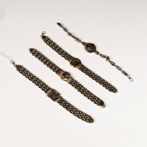 Cuatro Pulseras Metálicas con Diseños Florales y Geométricos - imagen 2