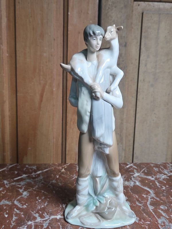 Figura de Porcelana Lladro "El Buen Pastor" con Cordero, Altura 28 cm