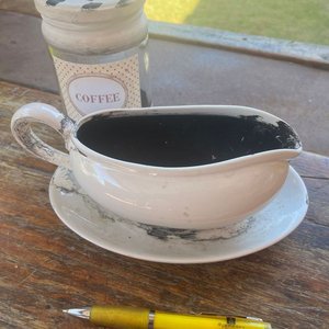 Conjunto de Pocillos de Porcelana con Platillos, Frasco para Café y Salsero de Cerámica - imagen 5