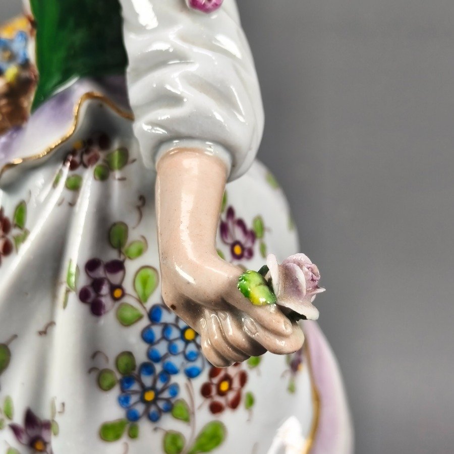 Figura de dama antigua en porcelana Sitzendorf - imagen 9