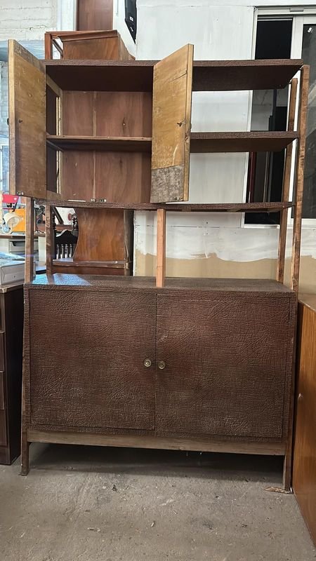 Lote siguiente: Mueble de cocina de madera con puertas y estantes
