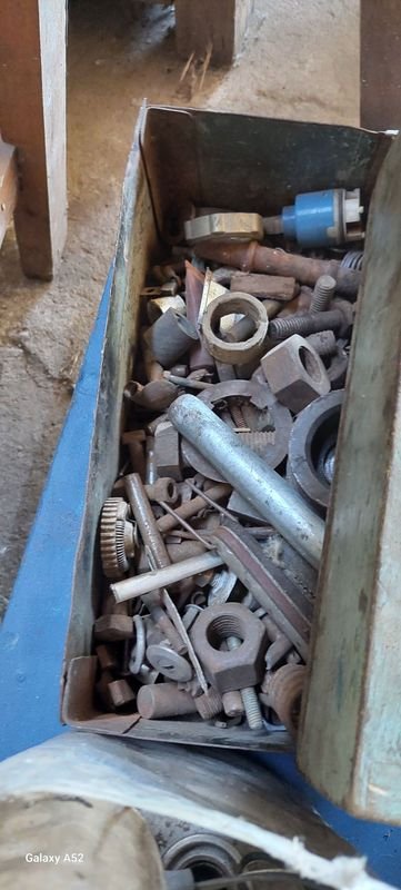 Cajas de madera con objetos variados - imagen 2