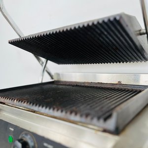 Sandwichera Industrial Panini Contact Grill Profesional - imagen 2
