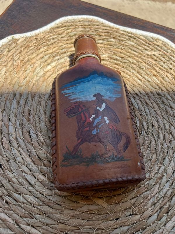 Botella de cuero antigua con dibujo