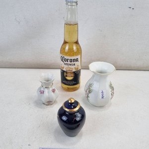 Conjunto Decorativo Porcelana Schmidt y Schumann Bavaria: 2 Jarrones Mini y Pieza con Tapa - imagen 2