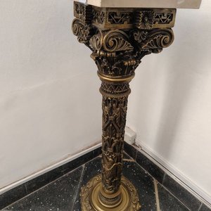 Pedestal de Mármol con Detalles Ornamentales Dorados - imagen 6