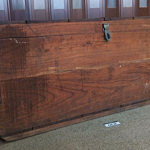 Lote anterior: Baúl Antiguo de Madera con Tapa Abatible y Compartimientos