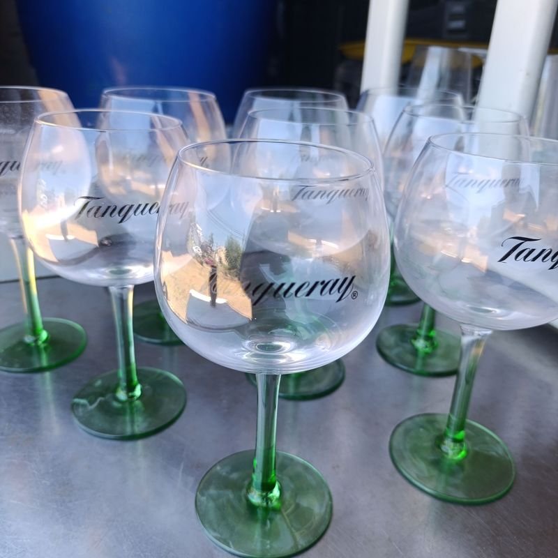 Lote siguiente: Copas de vino con pie verde Tanqueray