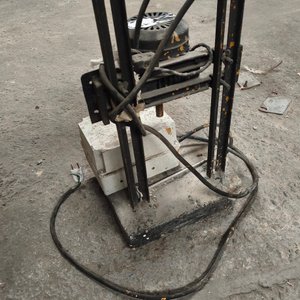 Motor Eléctrico con Estructura Metálica y Cableado - imagen 4